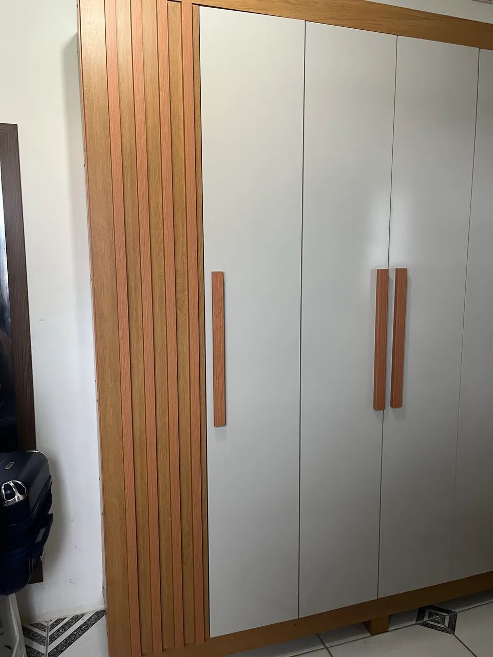 Vendo Guarda Roupa- *