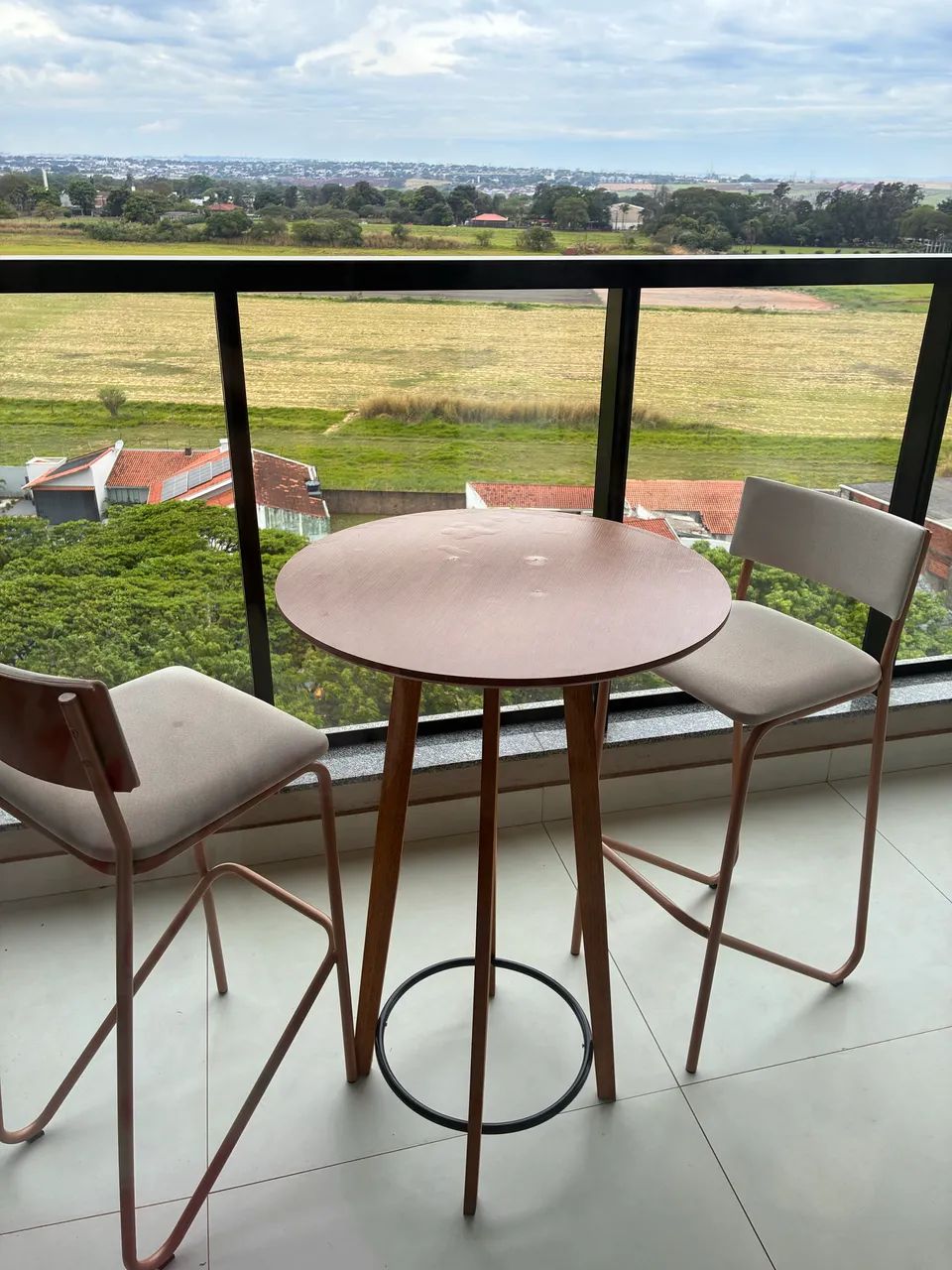 Mesa bistrô com cadeiras