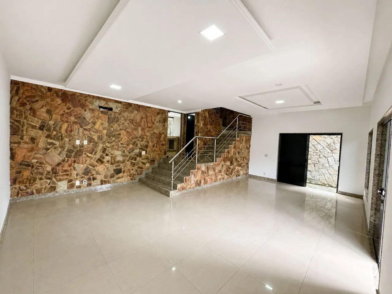 CASA TRÍPLEX C/ 3 SUÍTES + SÓTÃO - Foto 3