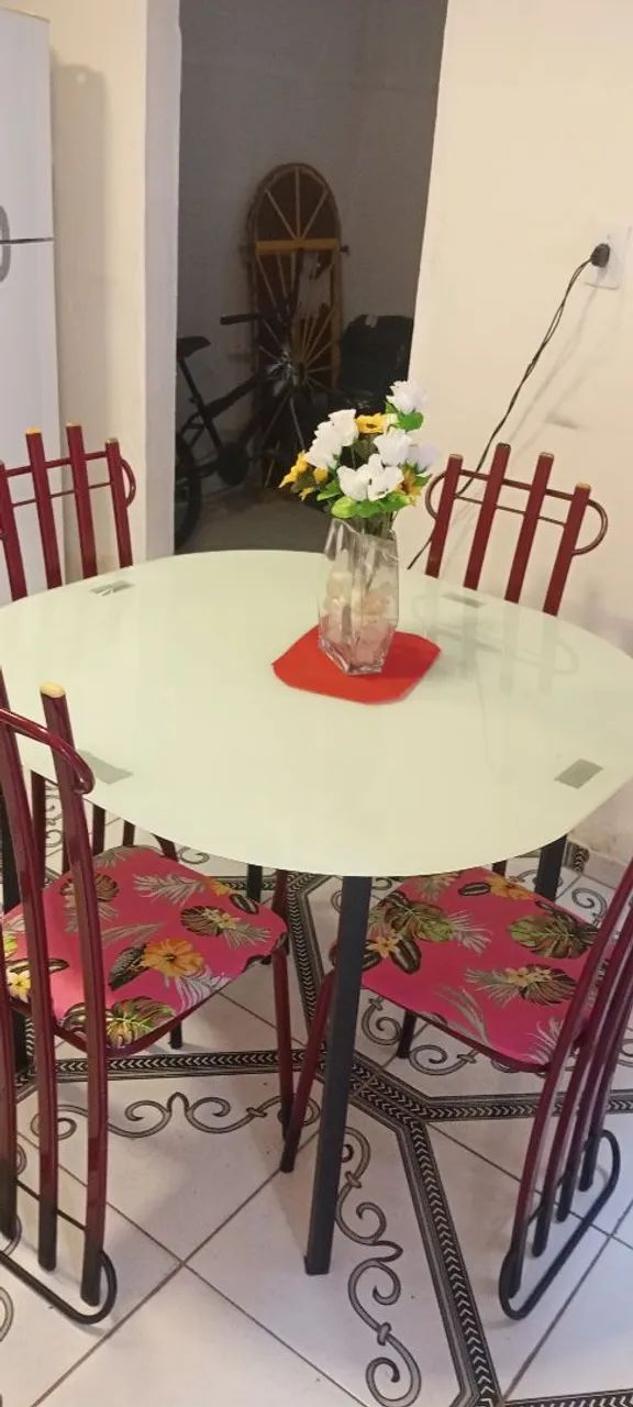 Mesa de jantar vidro grosso.