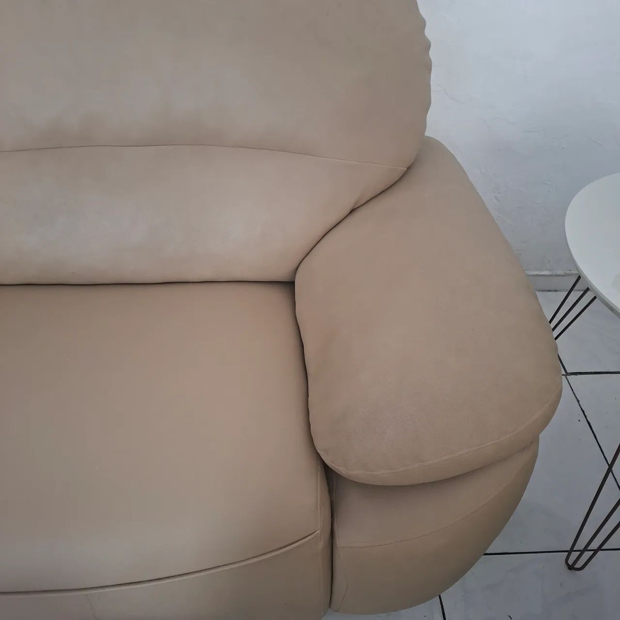 Sofá perfeito Estado 3 lugares 2 metros couro sintético - Foto 4