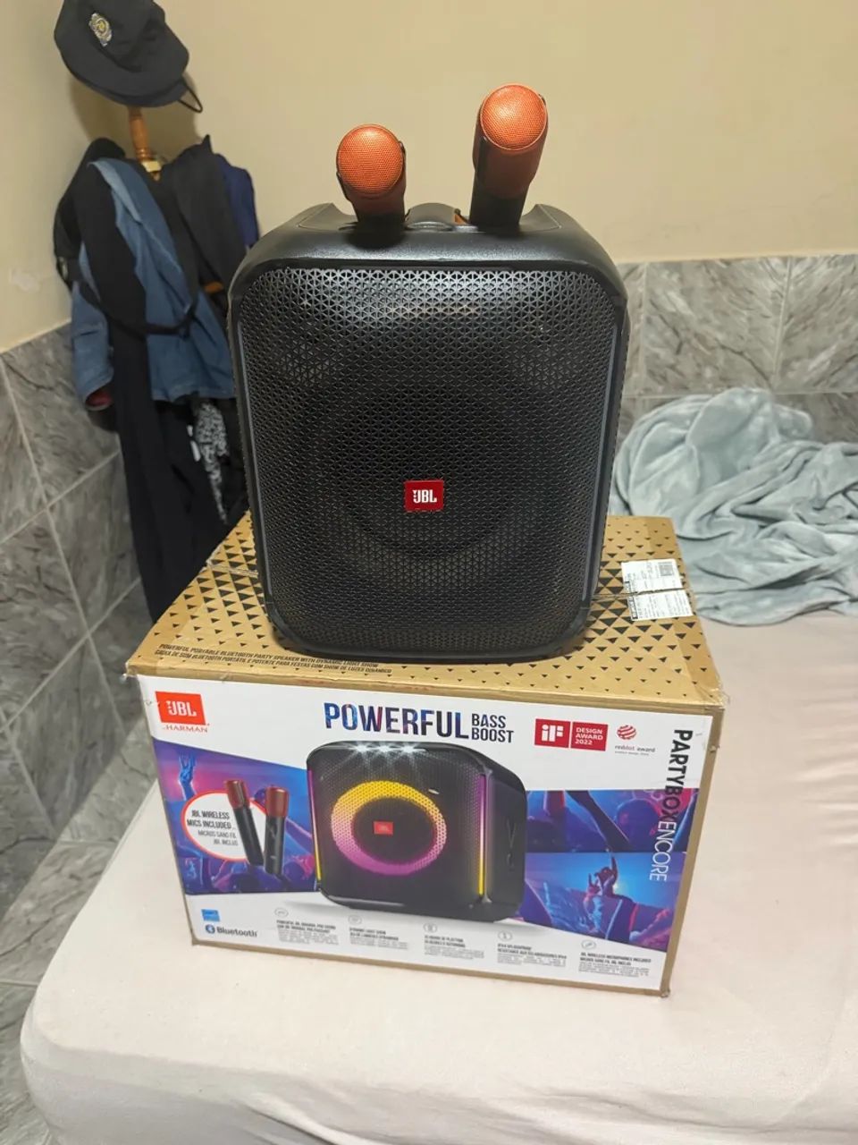 Jbl parybox com 2 microfones pouco tempo de uso 