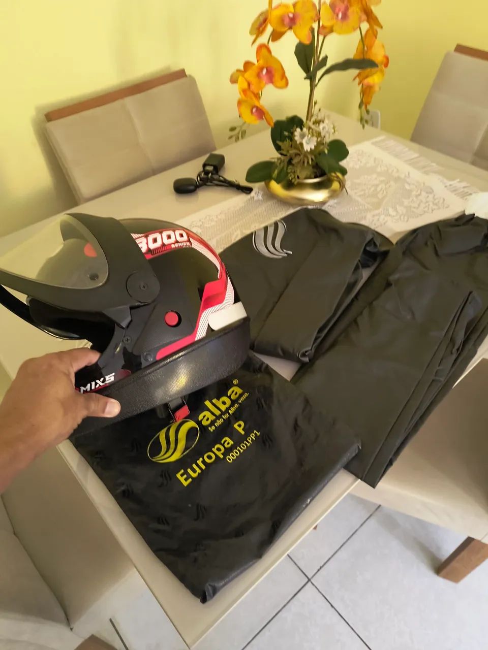 Capacete e capa de chuva para motociclista  - Foto 2