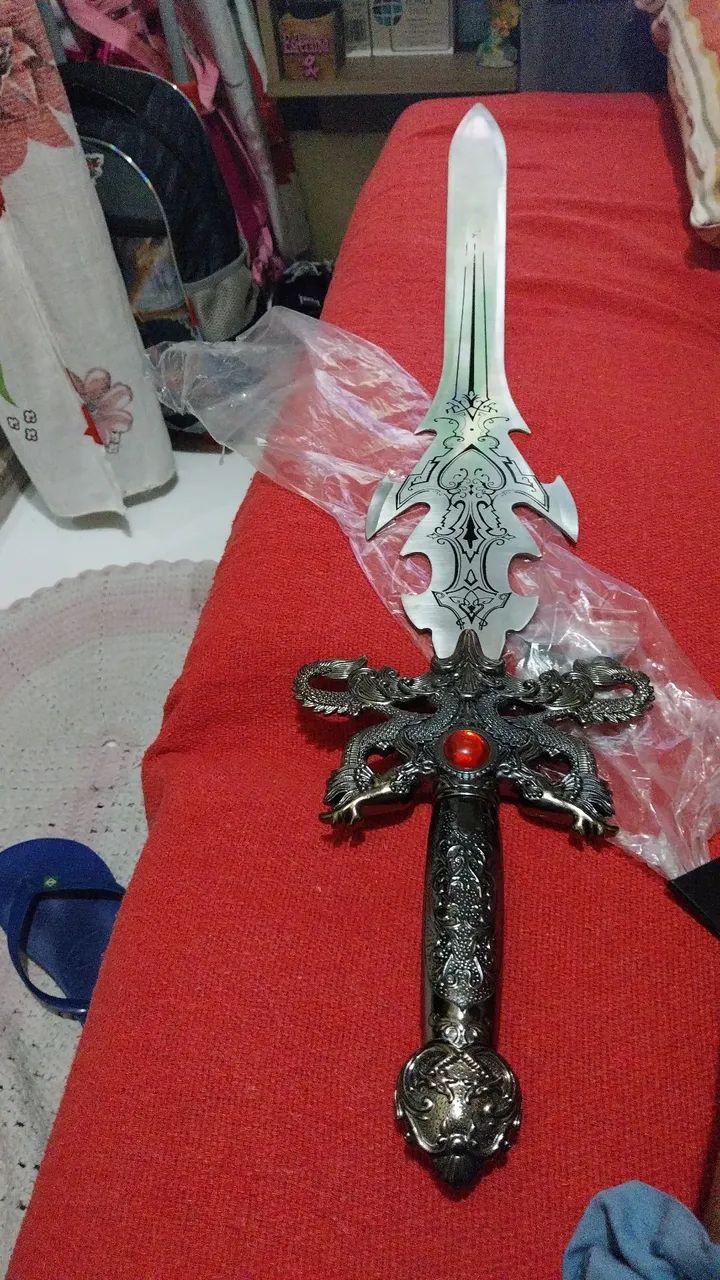 ESPADA DECORATIVA MEDIEVAL COM SUPORTE DE MADEIRA.  - Foto 2