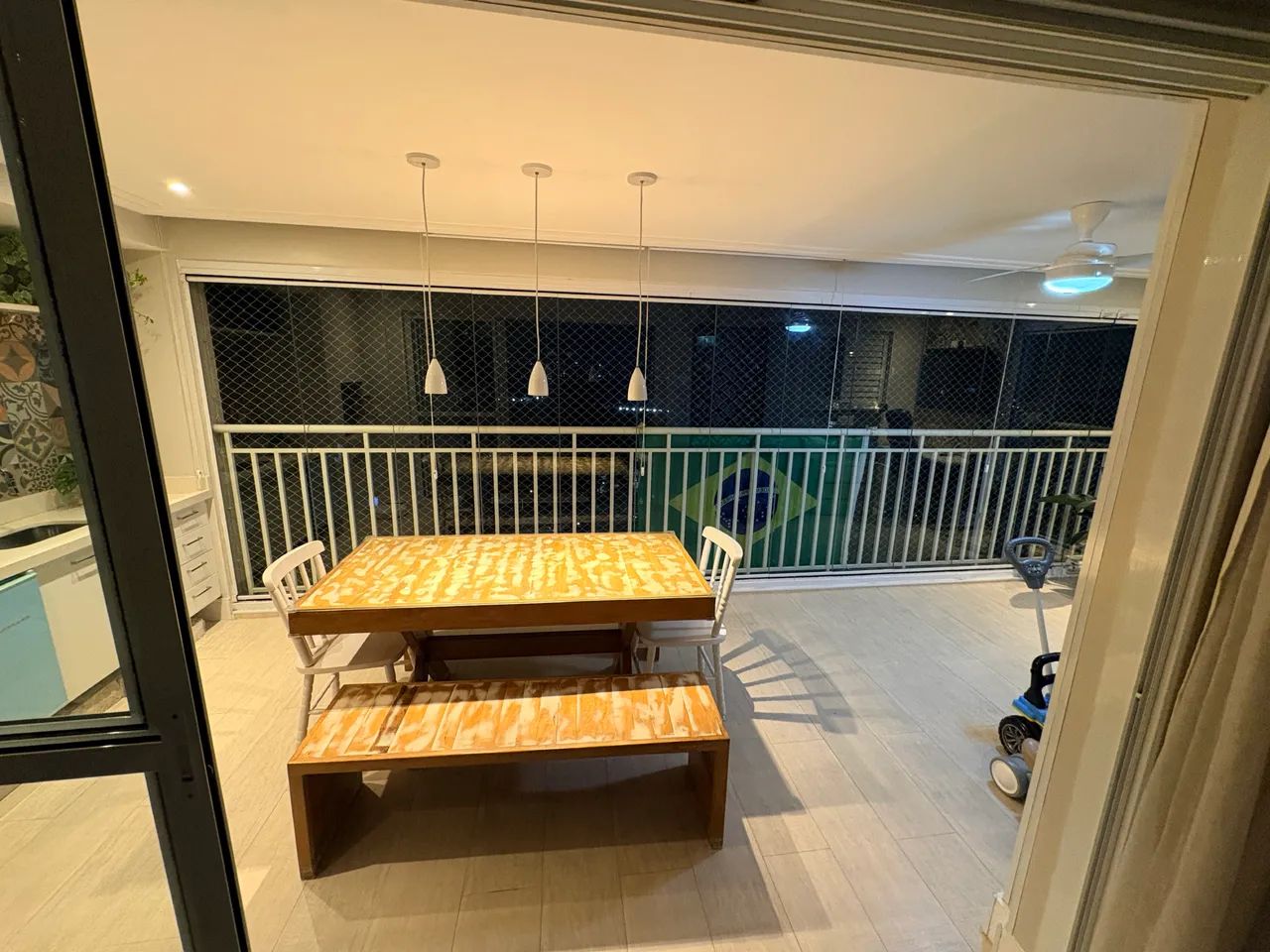Mesa com bancos elegante em madeira   - Foto 3