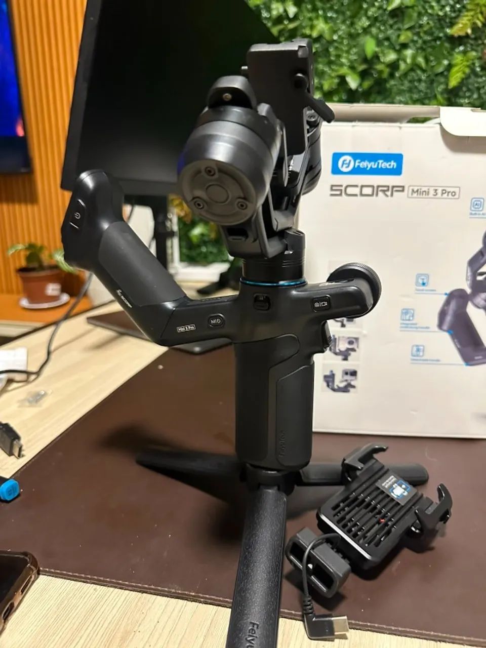 Gimbal FeiyuTech SCORP Mini 3 Pro Preto 2kg para Câmeras e Smartphones