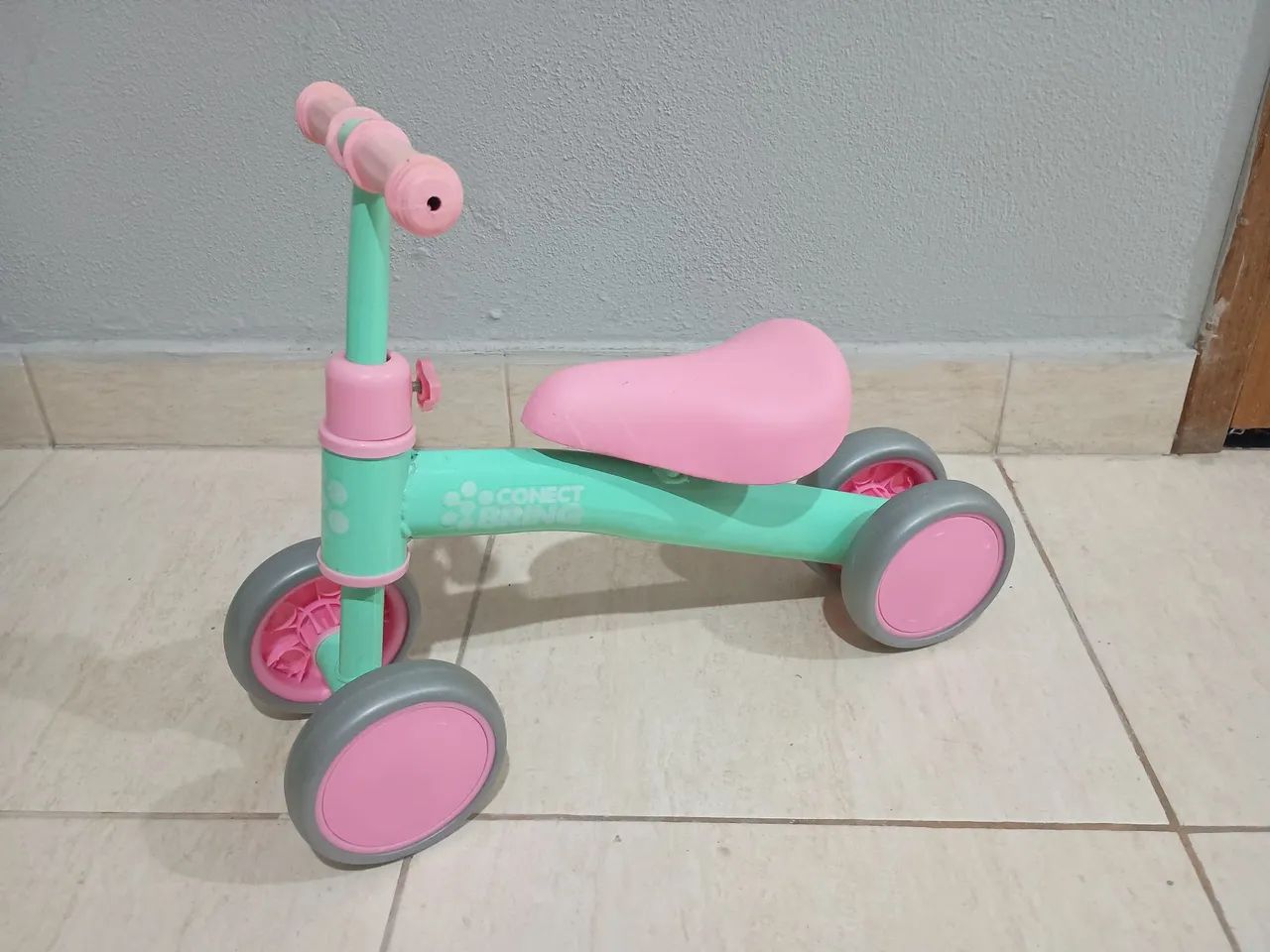 Bicicleta infantil de equilíbrio.