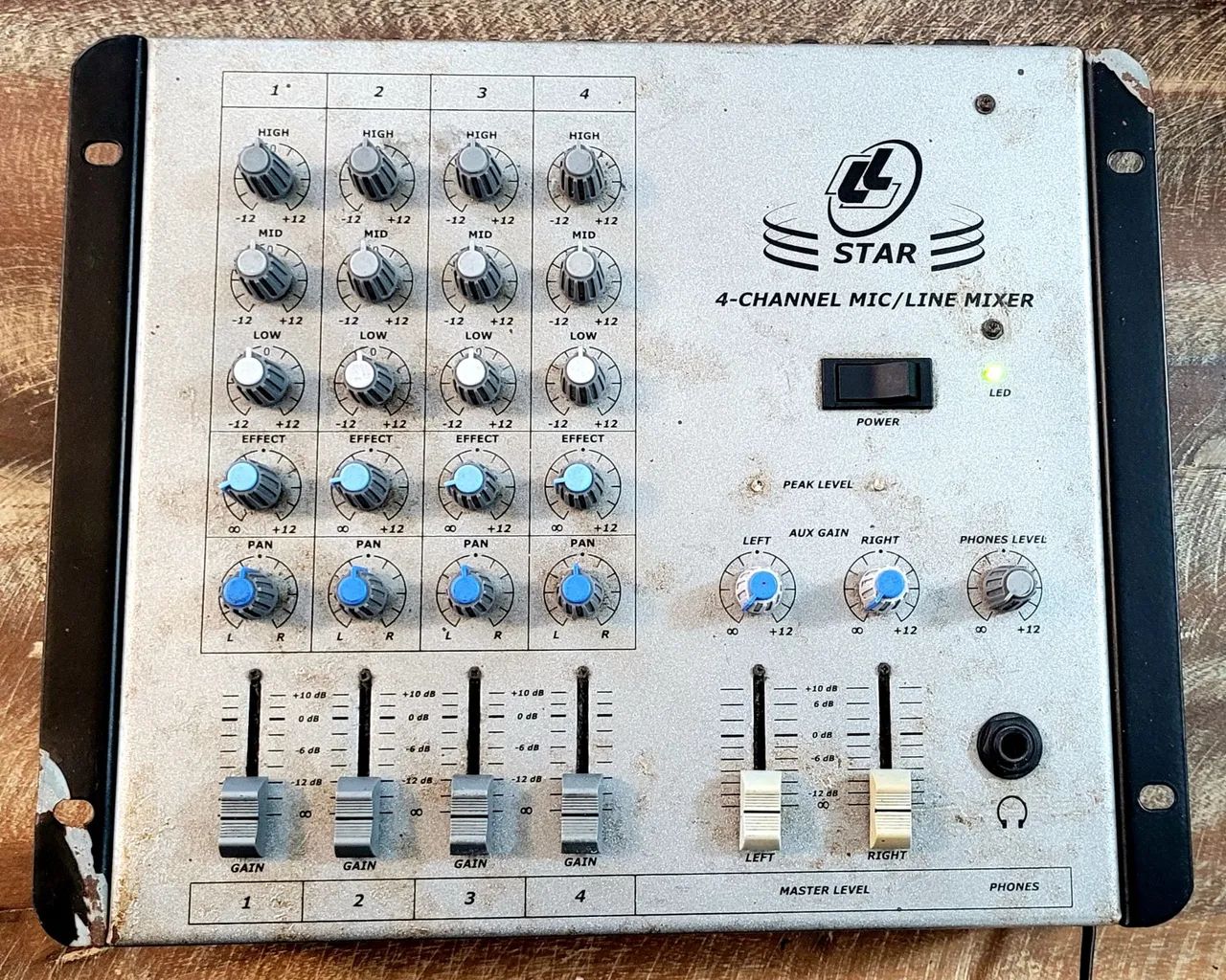 Mesa de som 4 canais + auxiliar 