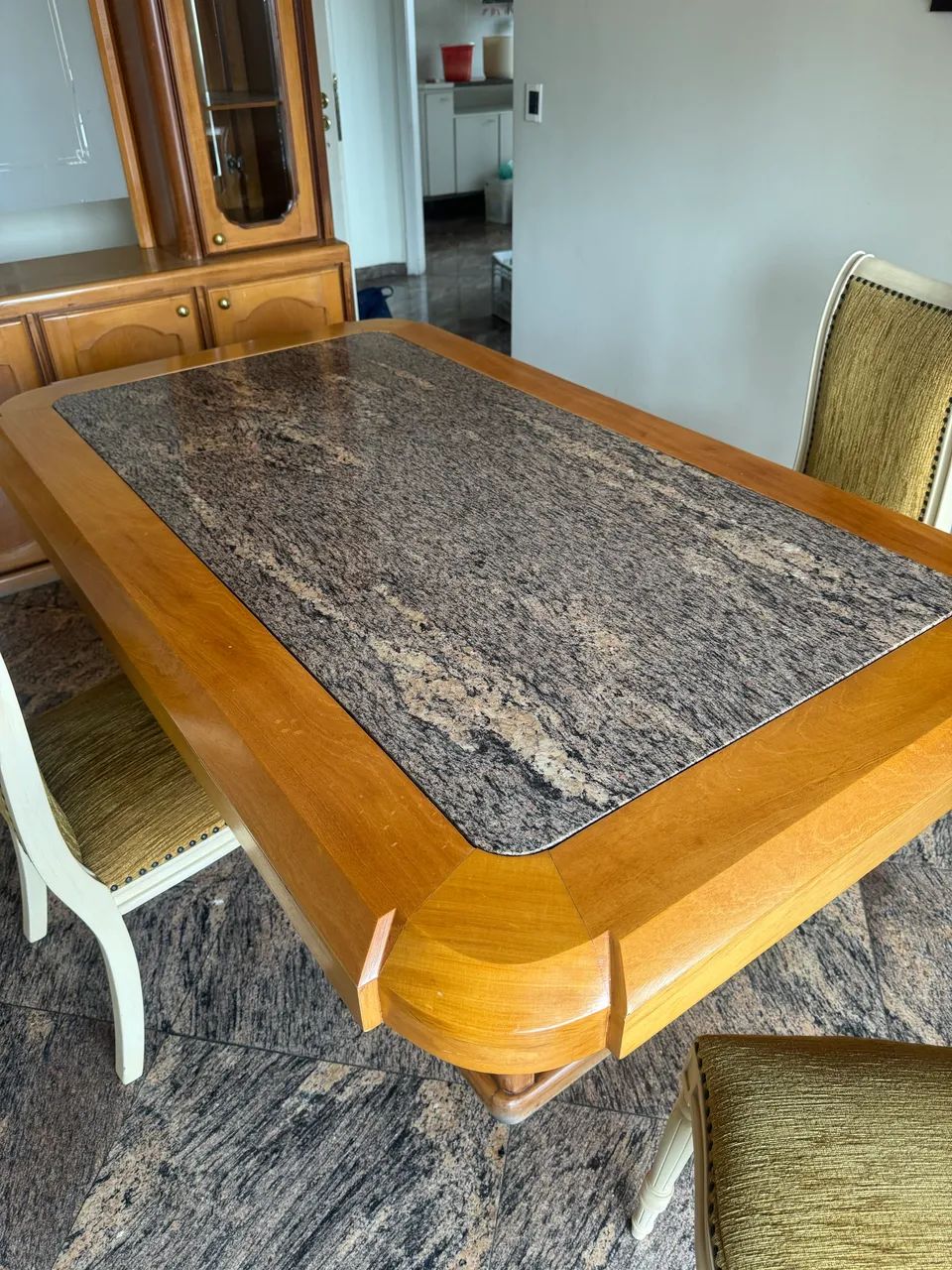 Mesa de jantar de madeira com tampo de mármore  - Foto 4