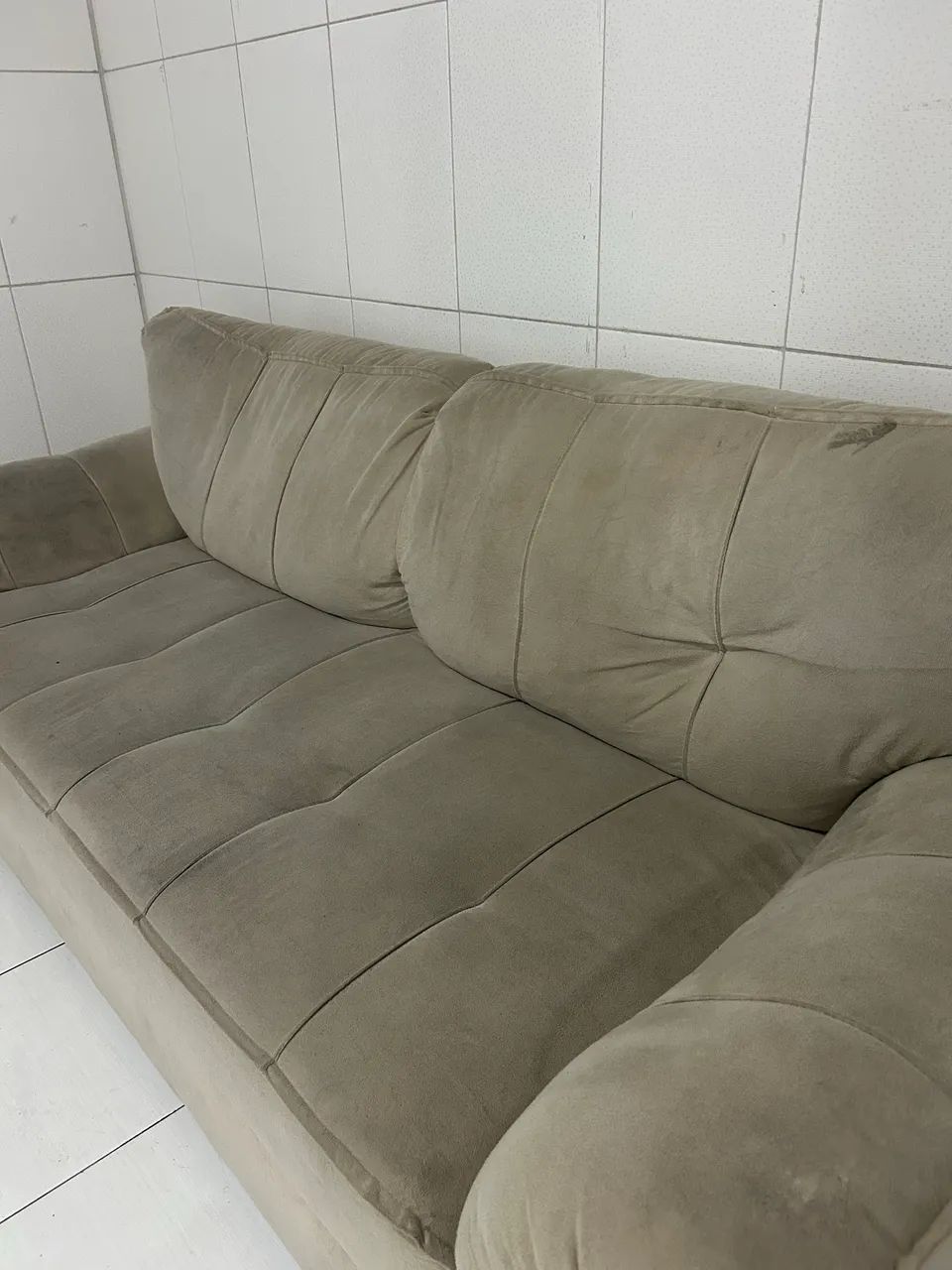Sofá beje 3 lugares  - Foto 3