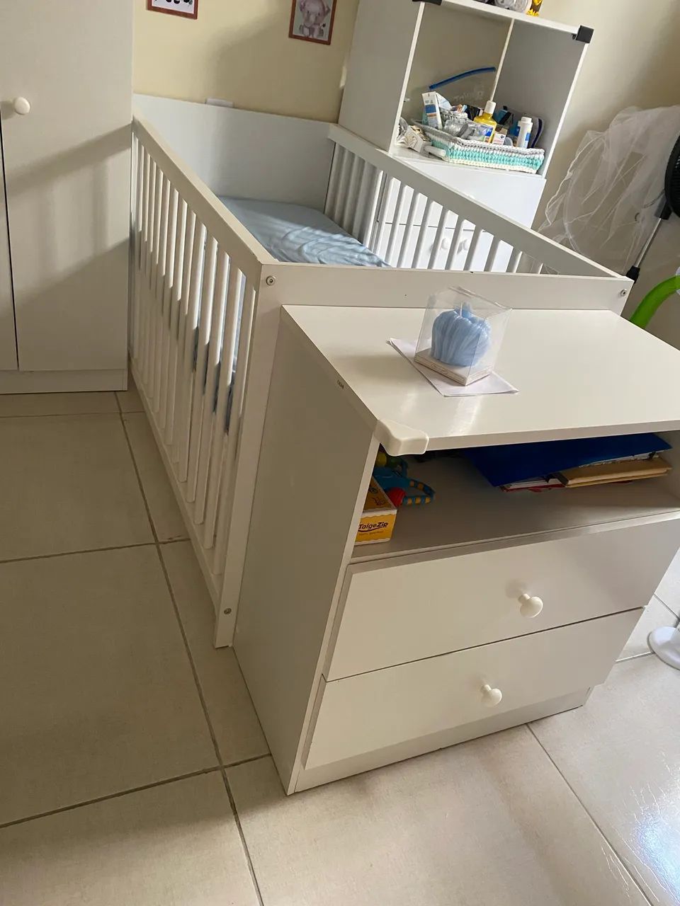 Berço com cômoda pequena e colchão 