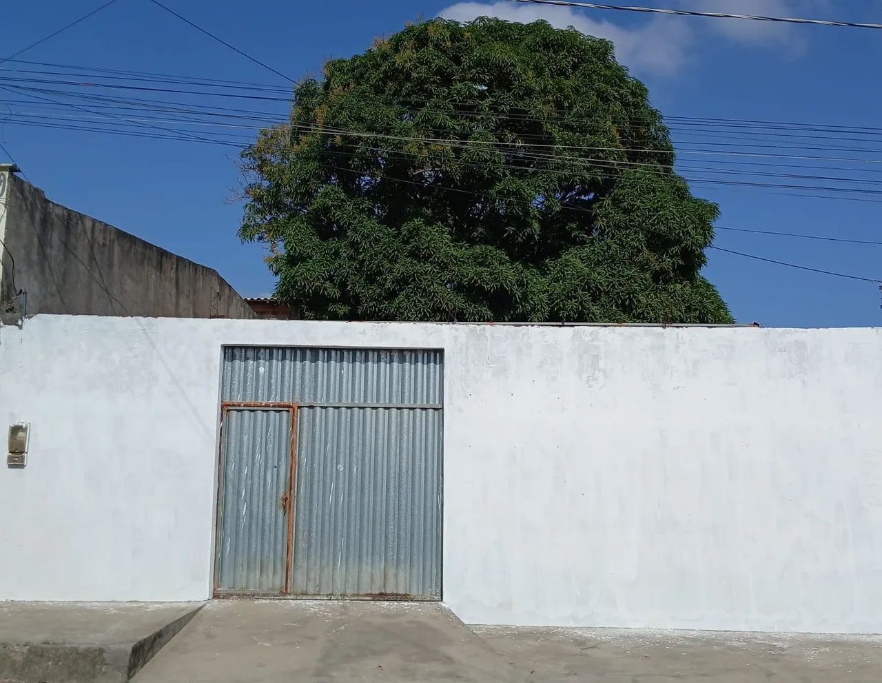 ALUGA-SE TERRENO PARA FINS COMERCIAIS 