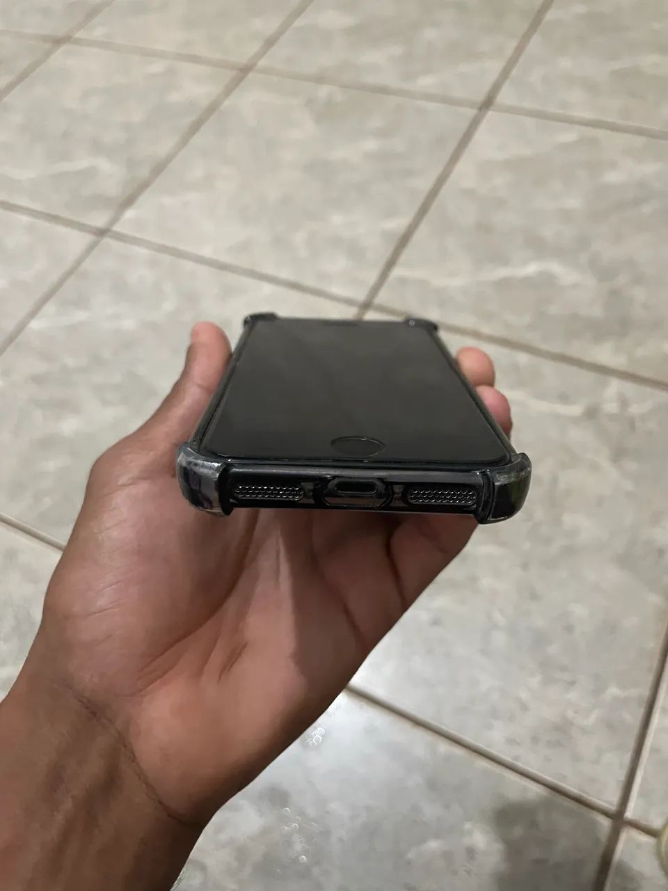 Vendo esse iPhone 8 . Funciona tudo perfeitamente somente está com thouc fantasma. - Foto 2