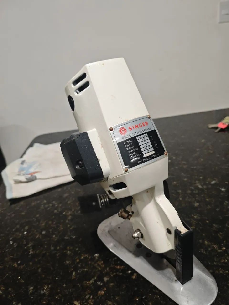 Cortadora de disco para confecção e máquina para alfaiataria