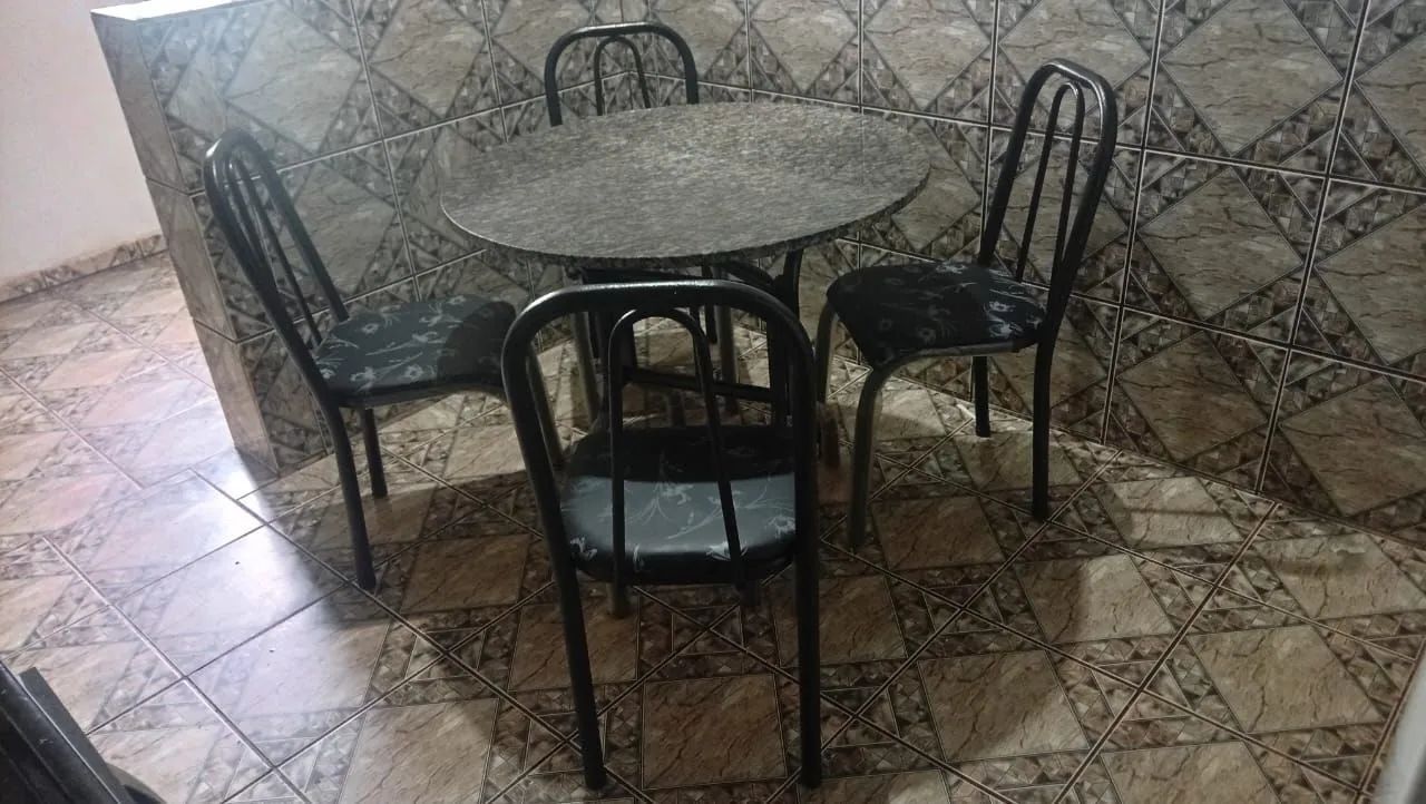 Mesa 4 cadeiras muito nova!