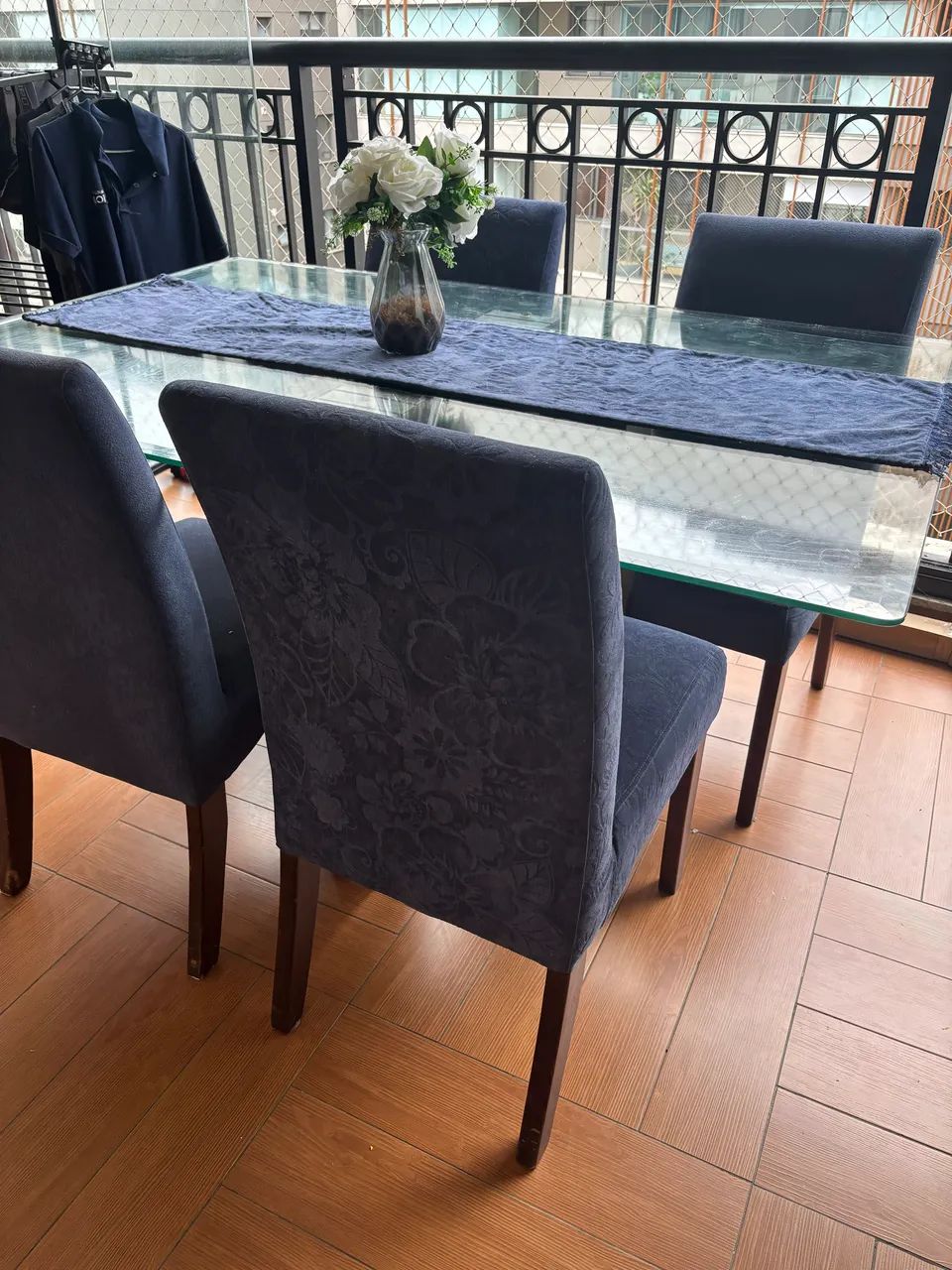Mesa em madeira com cadeiras estofadas  - Foto 3