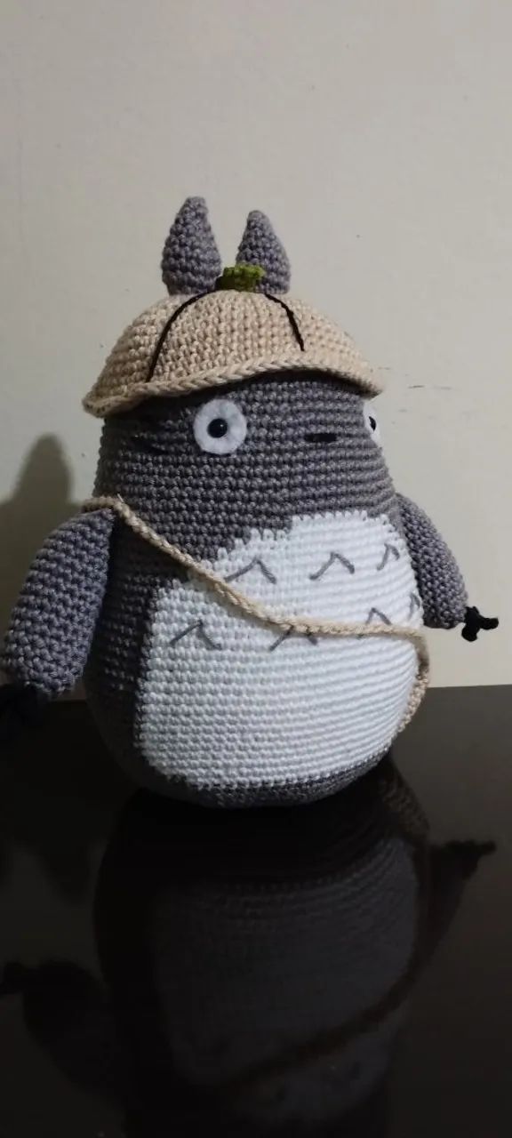 Boneco Amigurumi Totoro explorador 