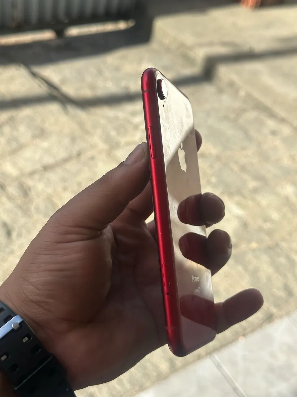 iPhone XR red todo perfeito pra vender e trocar ! - Foto 5