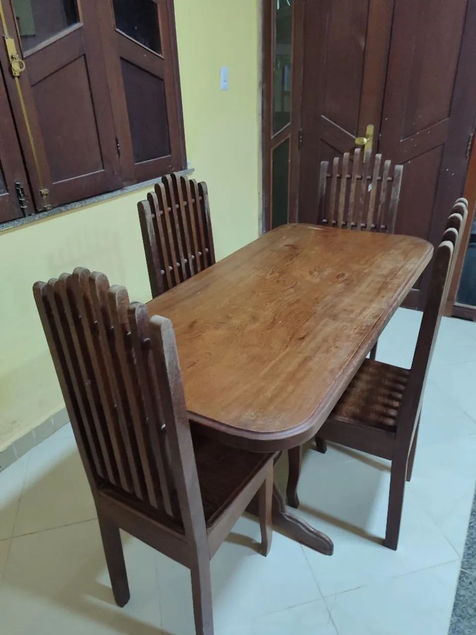 Mesa maciça com 4 cadeiras estilosas - Foto 2