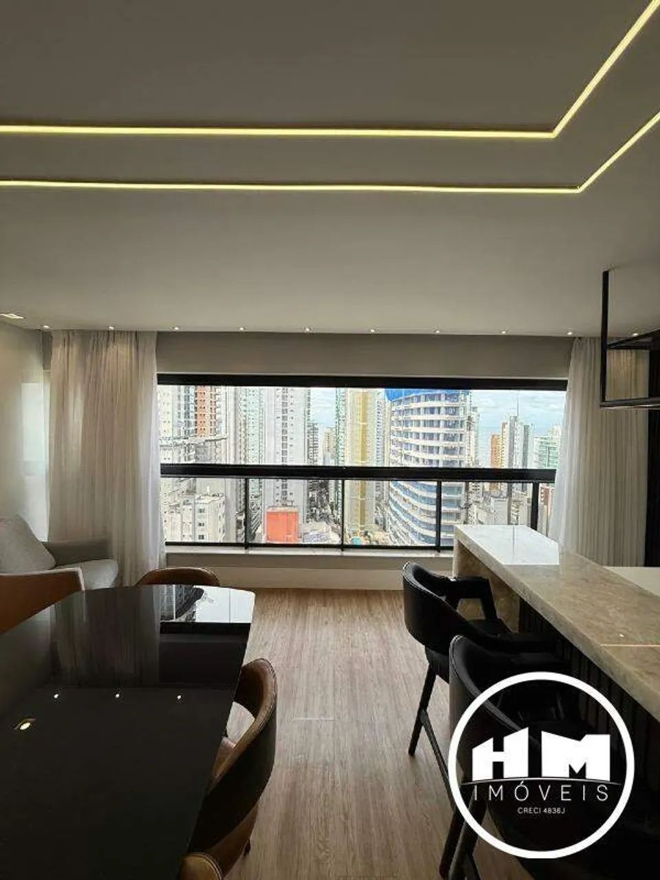 Locação anual, edificio Argos, finamente mobiliado e decorado, 2 suites e 2 demi, 4 vagas - Foto 2
