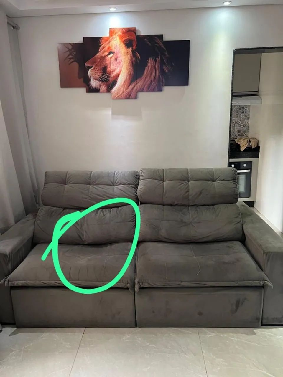 Vendo um sofá retrátil,  medida 2,10 (assento  com a borracha interna rebentada). 