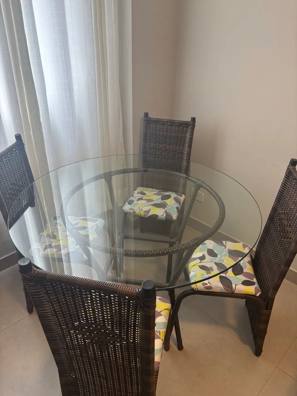 Mesa de Jantar Redonda de Vidro 4 Lugares em Junco - Foto 2