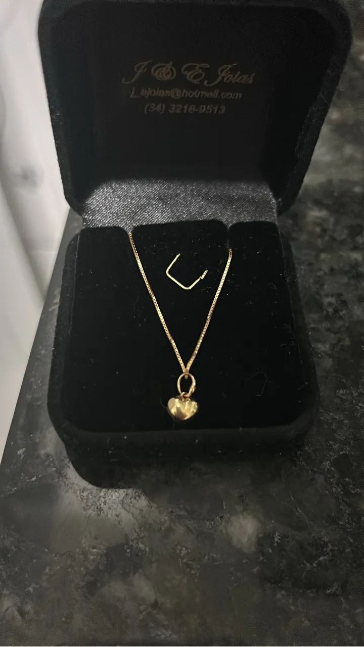 Gargantilha de ouro com pingente de coração 