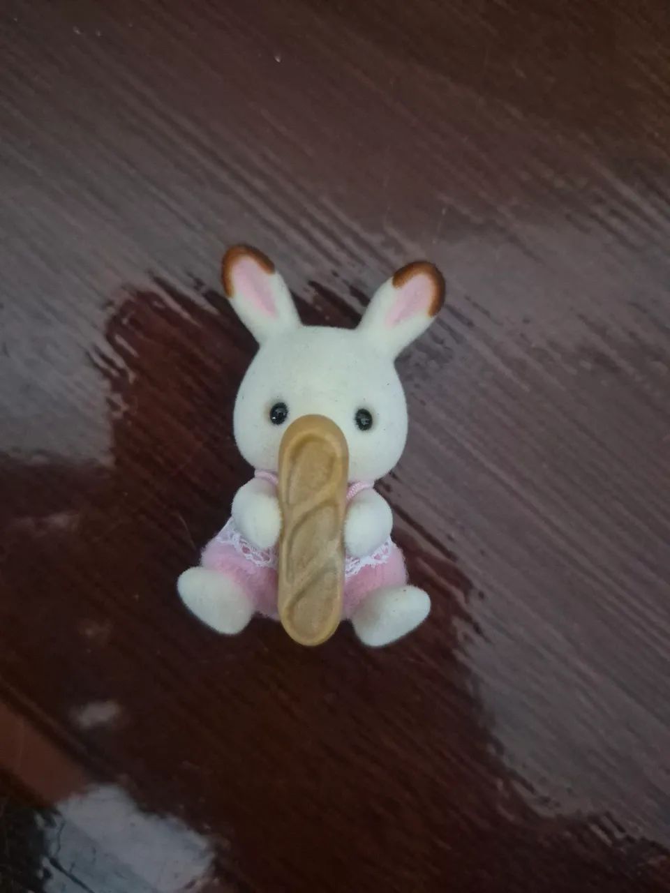 Coelho chocolate bebê com baguete Sylvanian Families blindbag