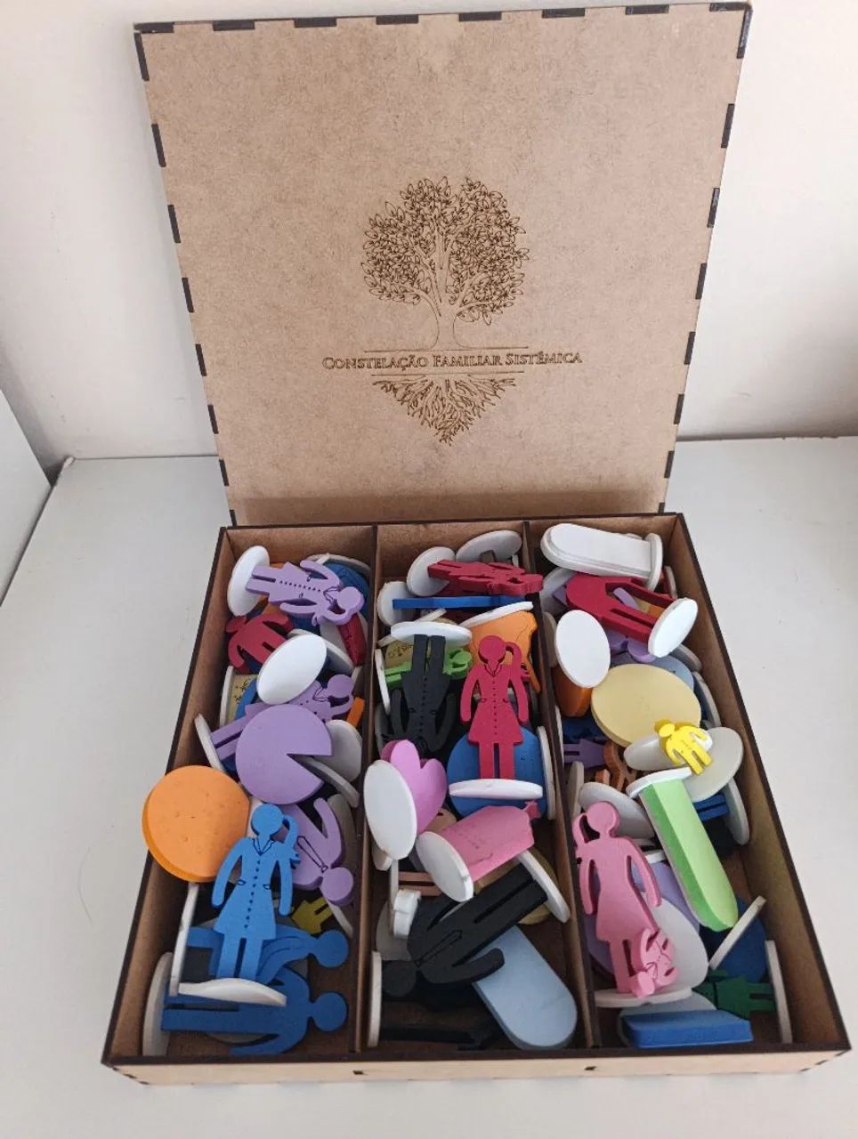 Vendo caixa com bonecos de constelação na água 