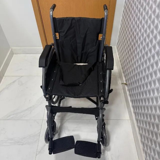 Cadeira de Rodas sem uso. Nova....