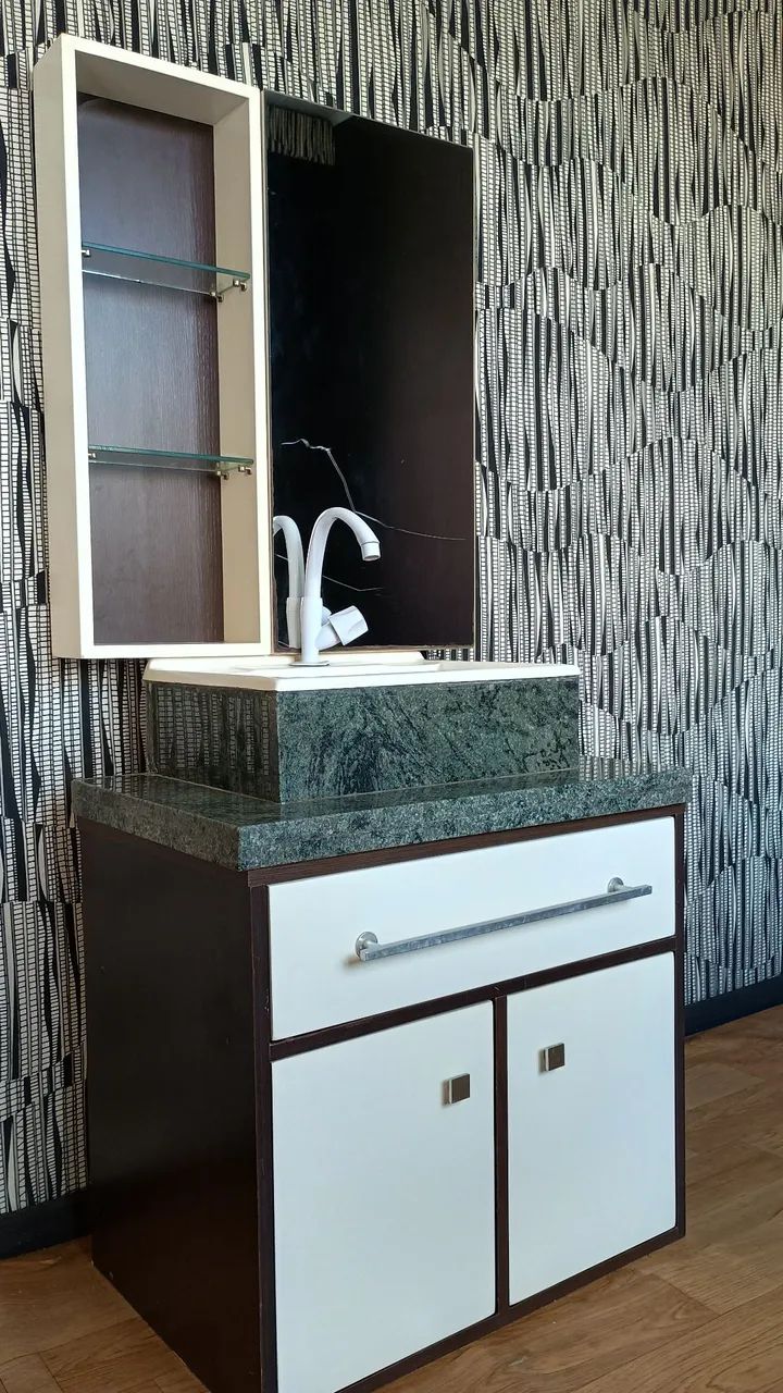 Armário de banheiro com granito e espelho 