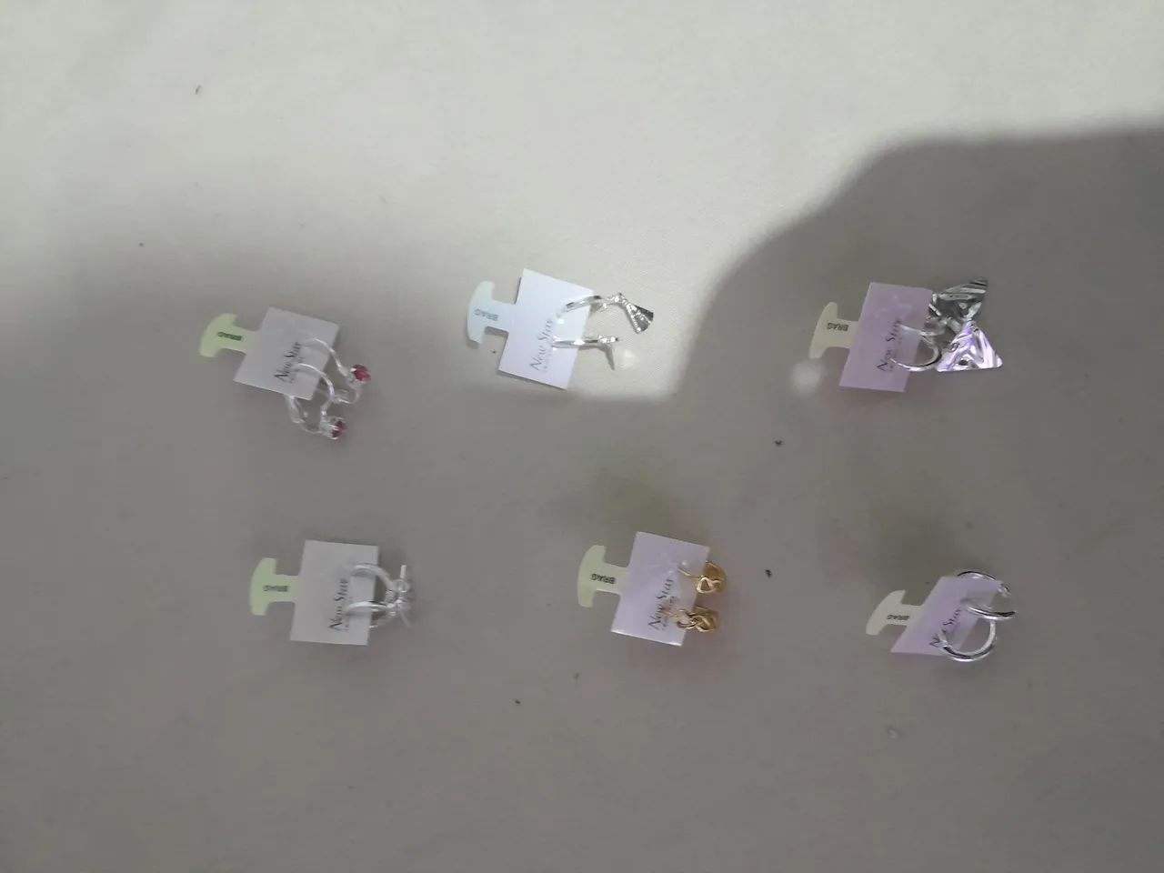 Brincos e pulseira de relógio novos - Foto 3