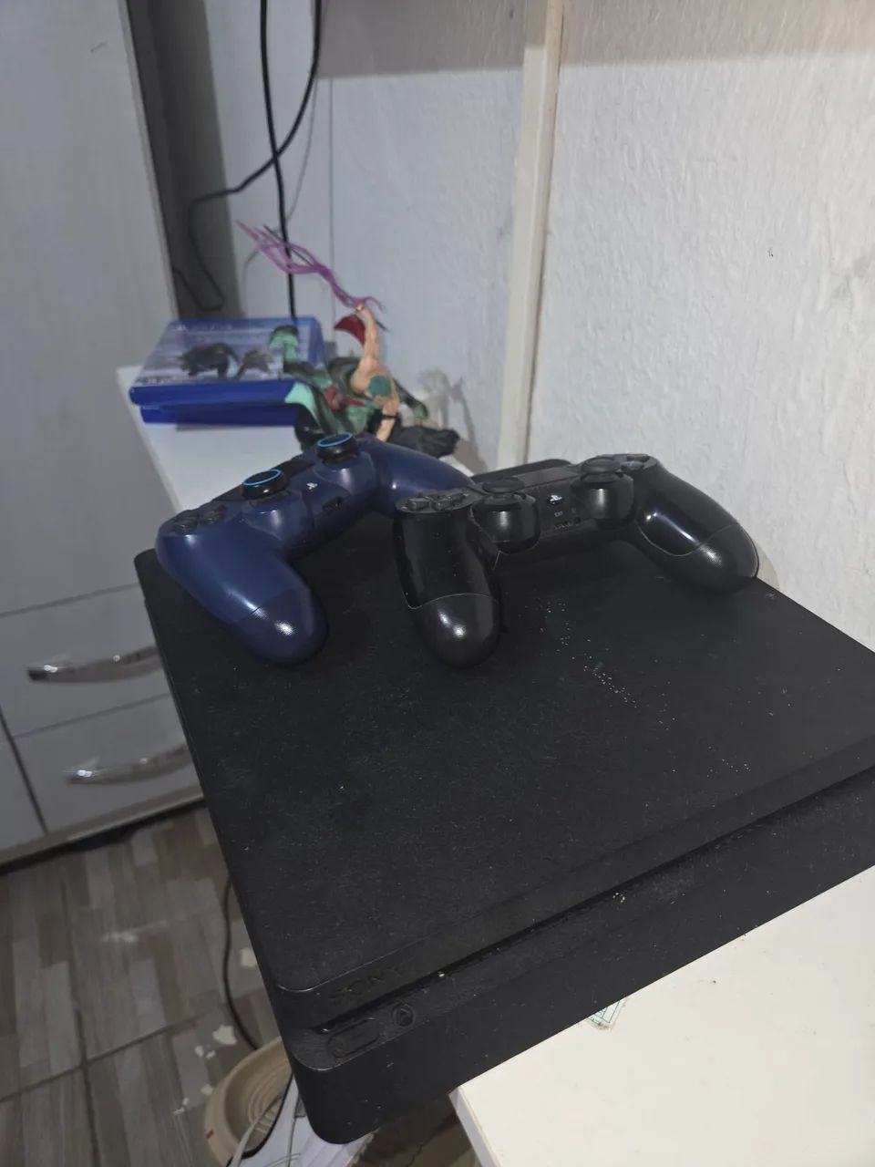 Ps4 sim 1tb + 2 controles + 3 jogos.
