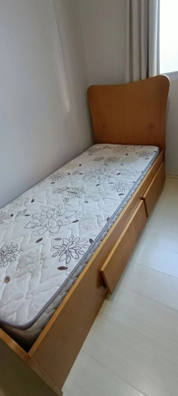 Cama de madeira, colchão e escrivaninha  - Foto 5