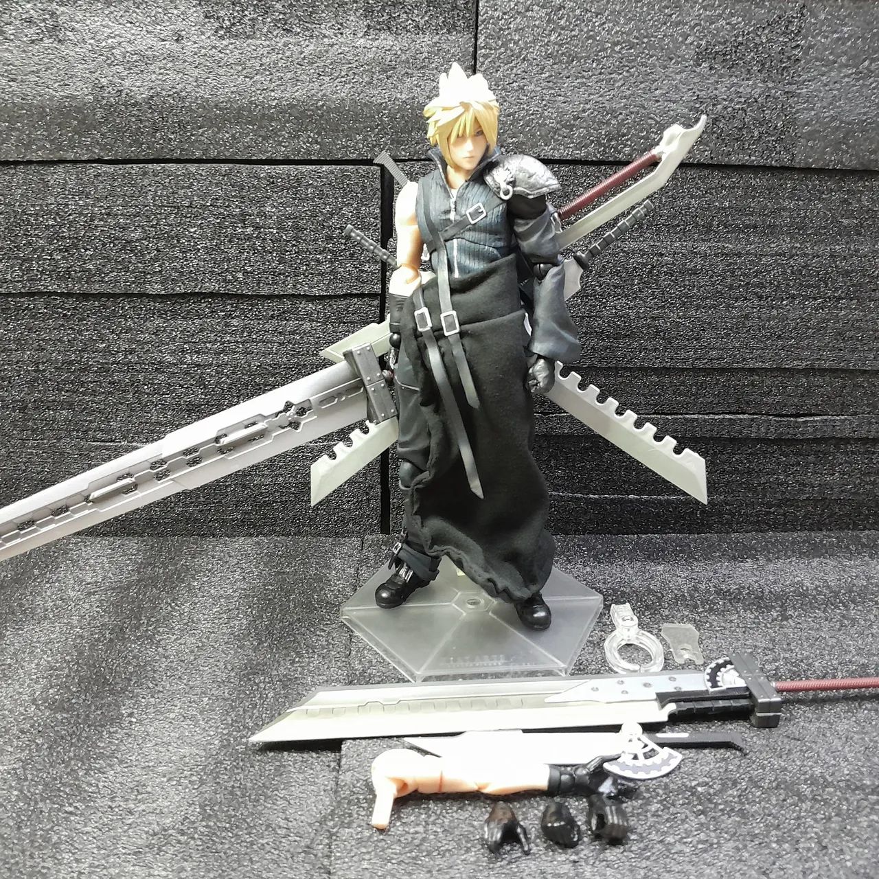Play Arts Kai Cloud Strife Final Fantasy VII Advent Children