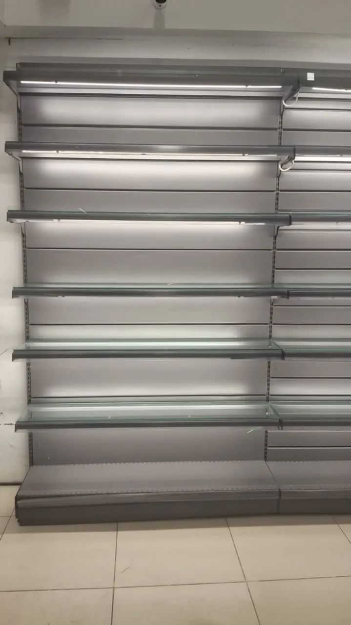 Gôndolas Premium Fast/Ariam com prateleiras de vidro iluminadas - Foto 4