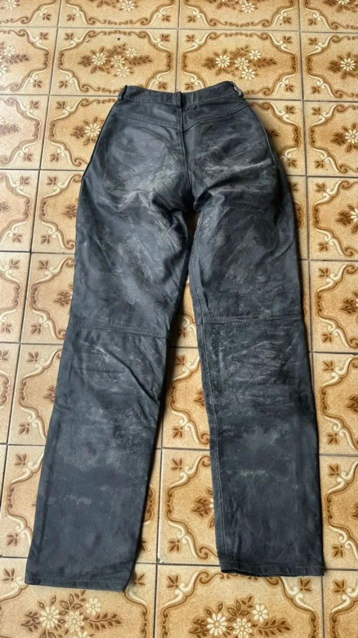 CALÇA DE MOTOCICLISTA DE COURO PRETA - Foto 2