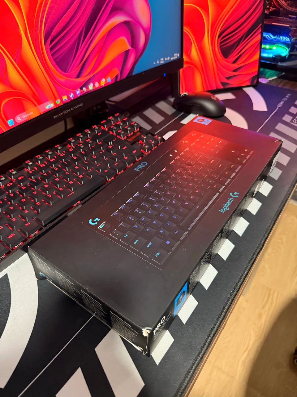Teclado Mecânico Gamer Logitech G PRO RGB - Profissional (TKL) layout USA - Foto 4