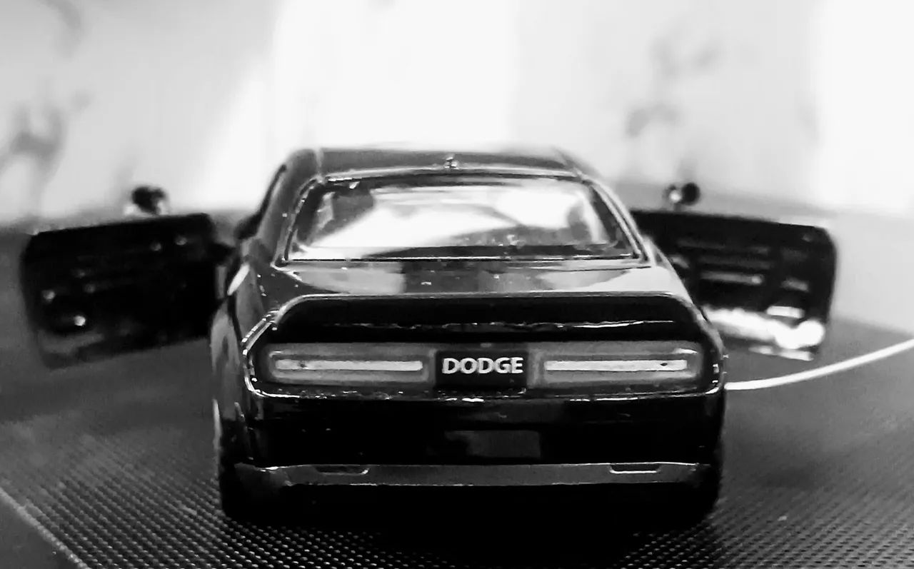 Miniatura Dodge Challenger SRT Preto - Escala Colecionável - Foto 2