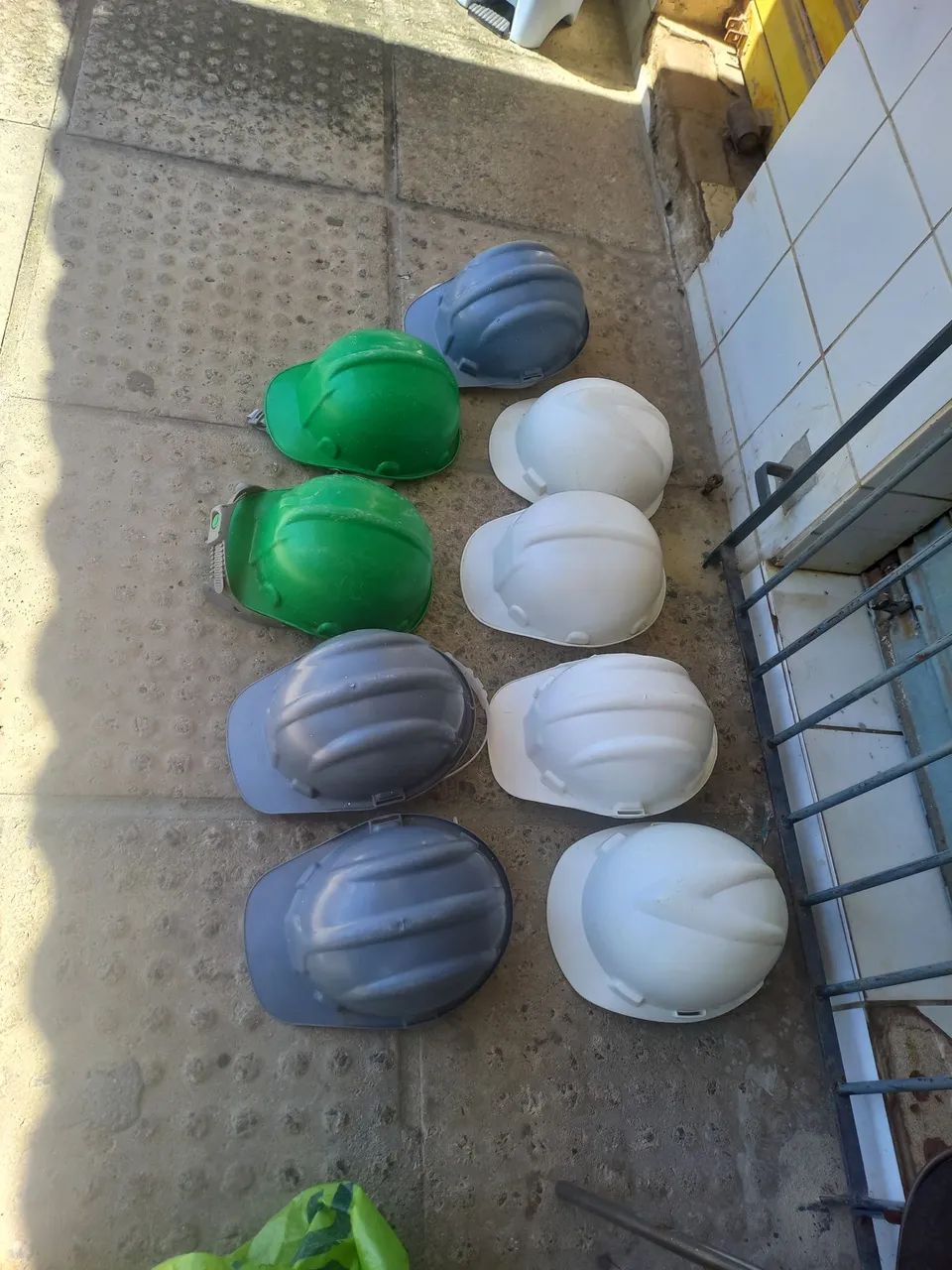 Capacetes para trabalhador de obra.  - Foto 2