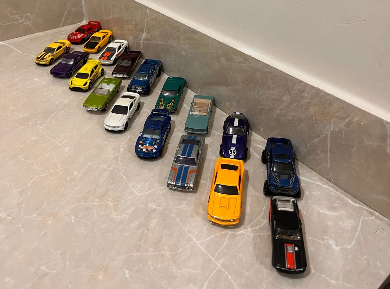 Hot Wheels Ford pack com 18 carrinhos com mustangs, Shelbys, conversíveis e caminhonetes