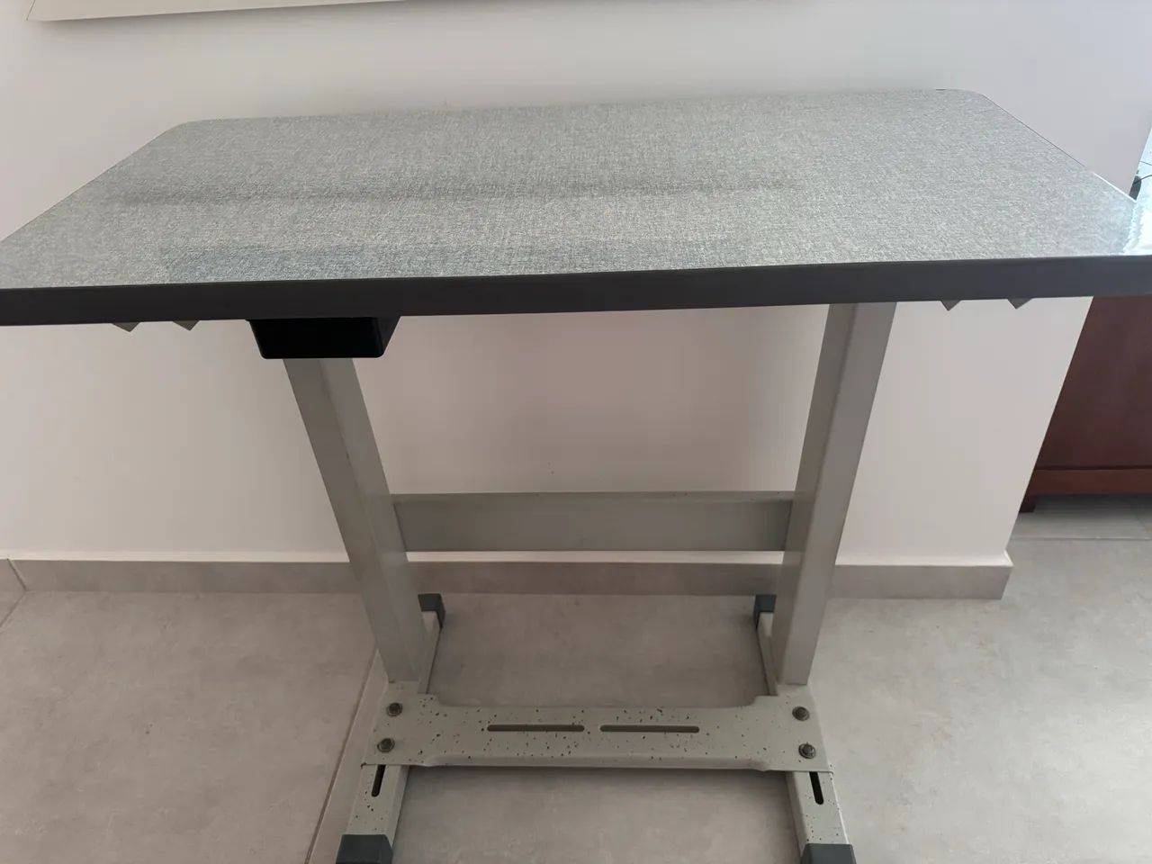 Mesa/bancada máquina de costura 