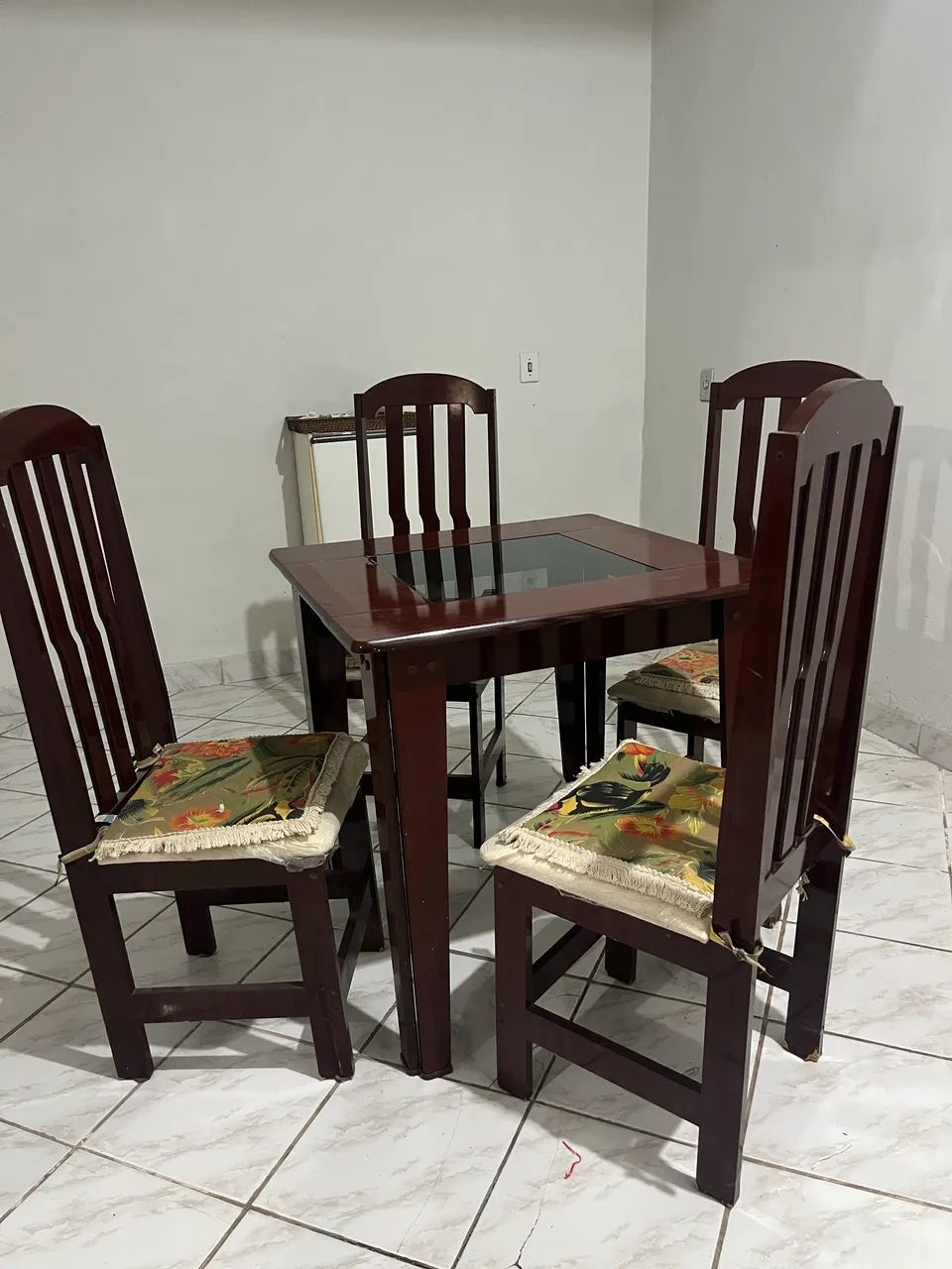VENDE-SE MESA DE VIDRO COM 4 CADEIRAS - Foto 3