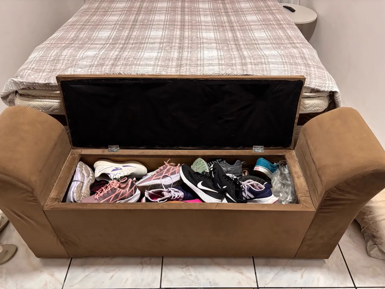 VENDO CAMA QUEEN SIZE COMPLETA - COM BAÚ E CABECEIRA!  - Foto 5