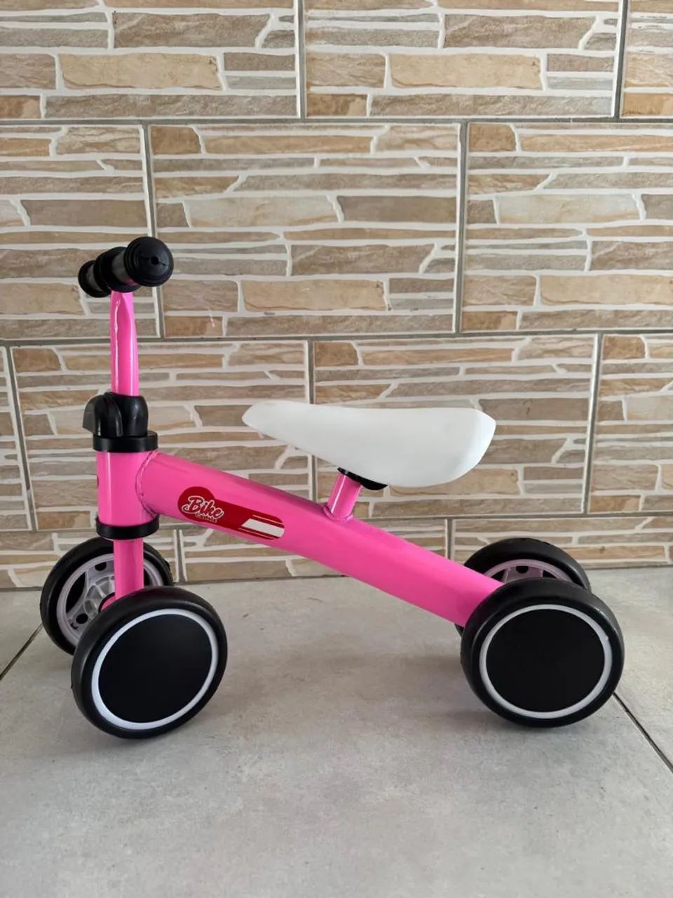 Bicicleta de equilíbrio menina.