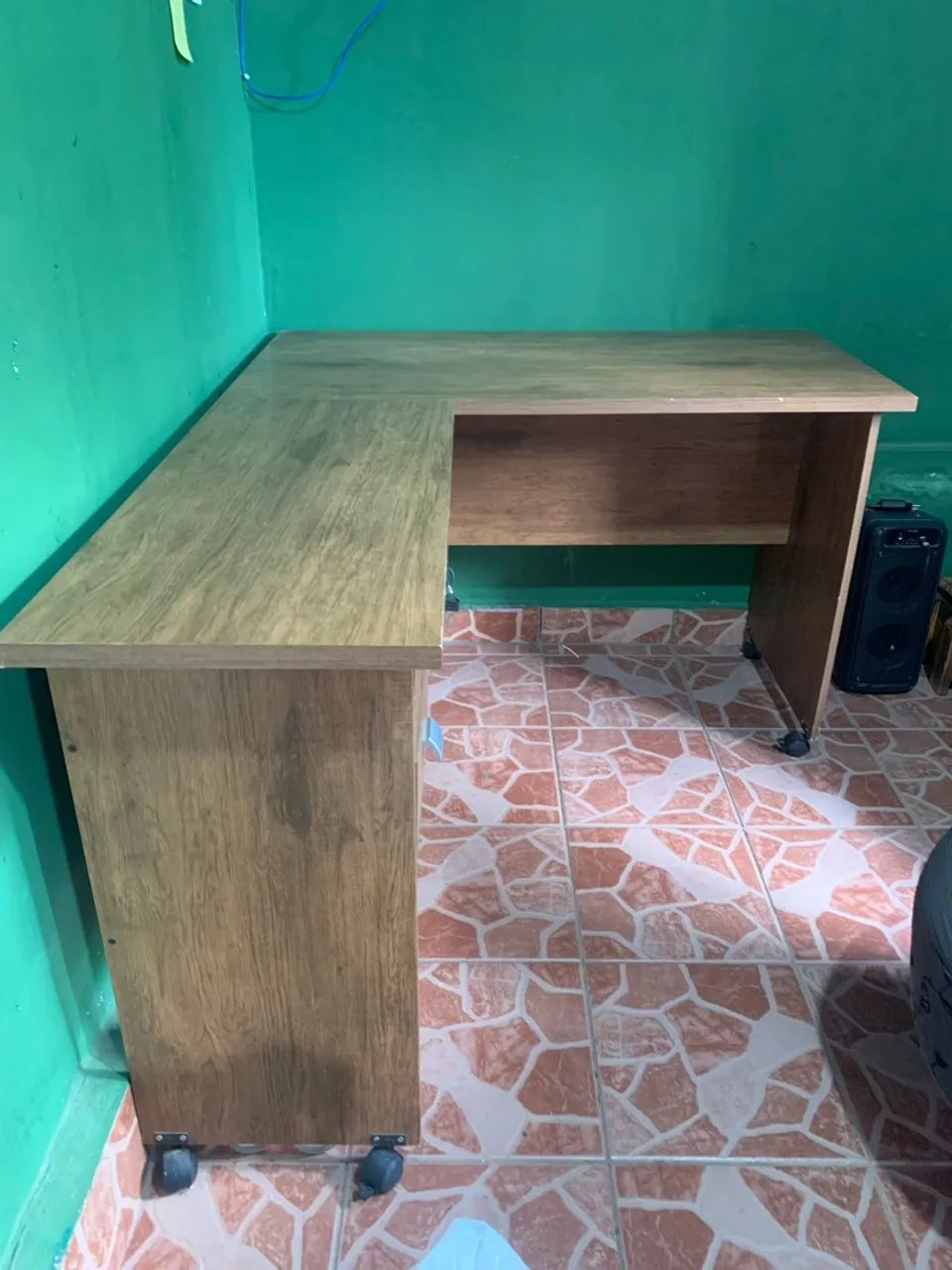 Mesa de Escritório em L com Rodinhas (Muito Conservada) - Foto 2