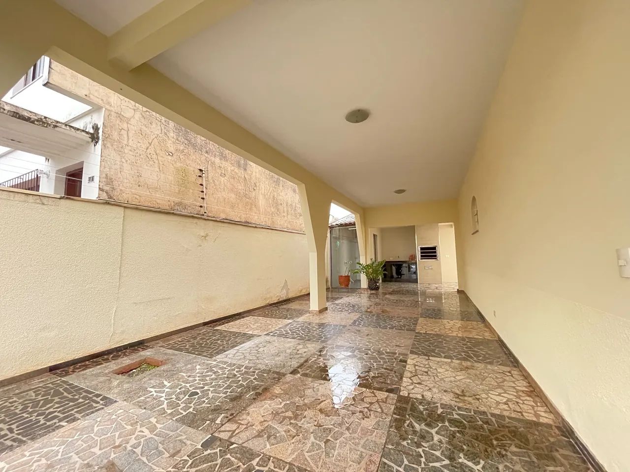 Sobrado com 1 Suíte + 3 Quartos | 200 m² de Área | Espaço e Conforto - Foto 3