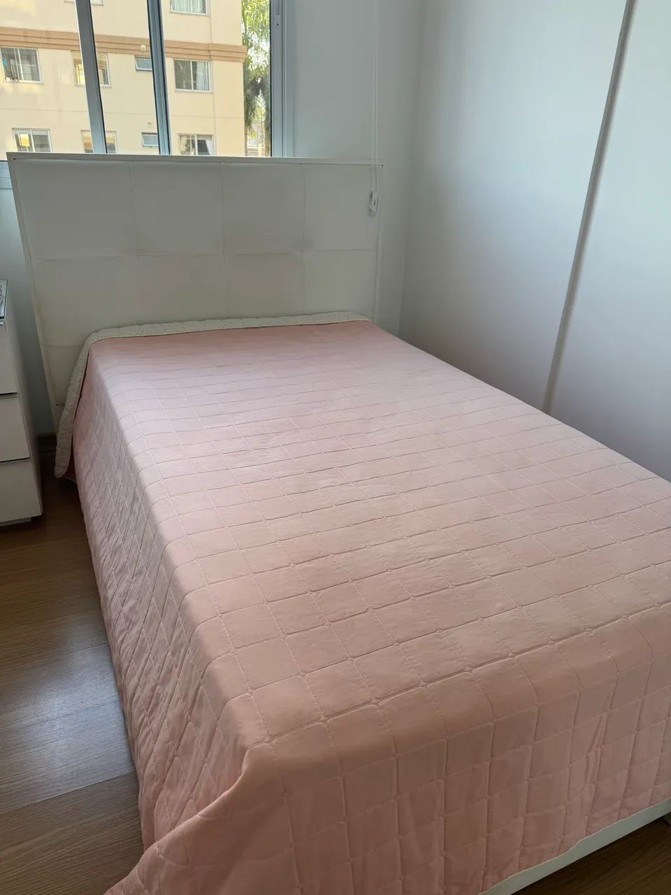 Cama em madeira com cabeceira de couro - Foto 3