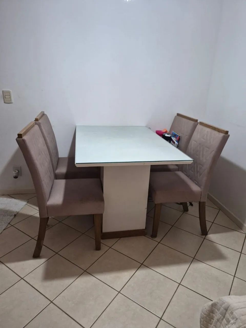 Vendo mesa com 4 cadeiras, tampo de vidro 8mm, estado de nova