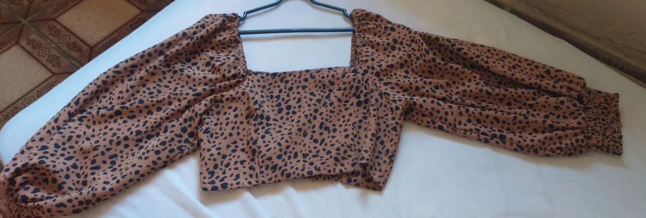 Blusa cropped de oncinha manga longa